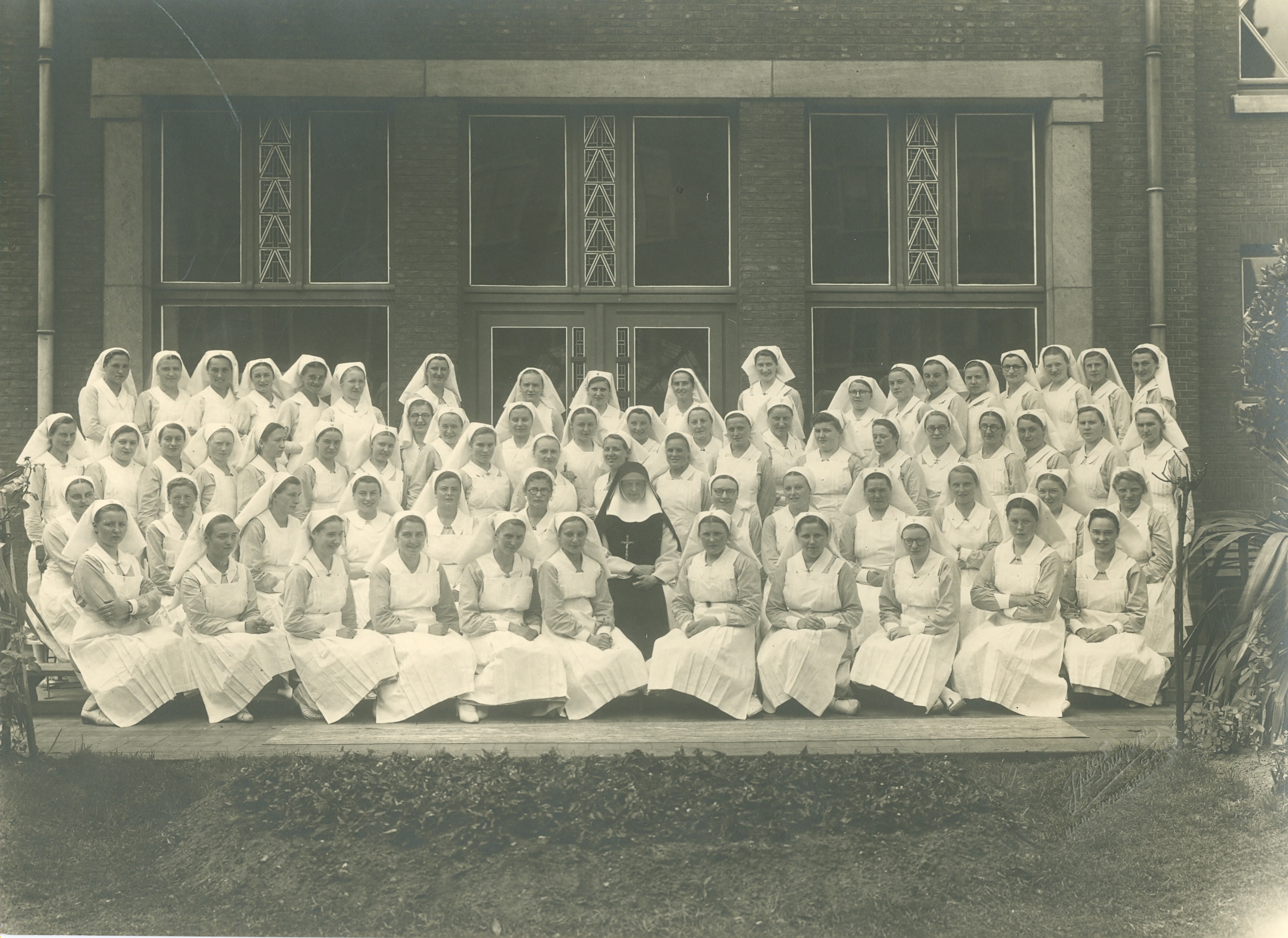 Foto 2: Zuster Jules-Marie met de lekenleerlingen van de Sint-Vincentiusverpleegsterschool in Gent in 1939 (Erfgoedhuis Zusters van Liefde)